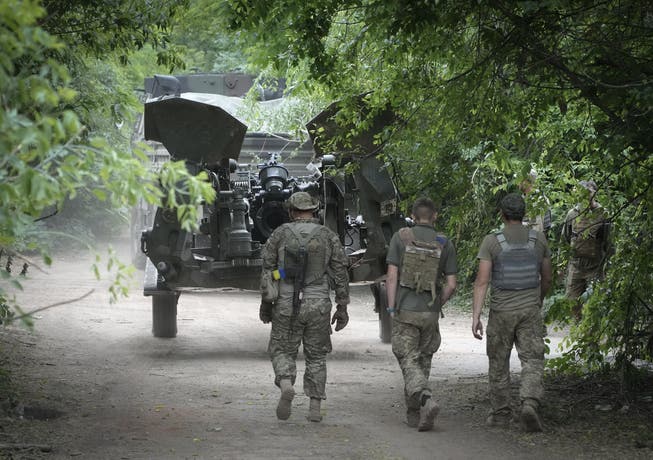 Ukrainian soldiers position an M777 howitzer supplied by the United States: Ukraine depends on Western weapons in the war against Russia