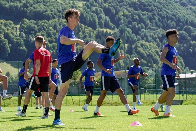 Pius Dorn (vorne) vor etwas mehr als zwölf Monaten mit dem FC Luzern bei einer Übungseinheit auf dem Sportplatz von Schruns.