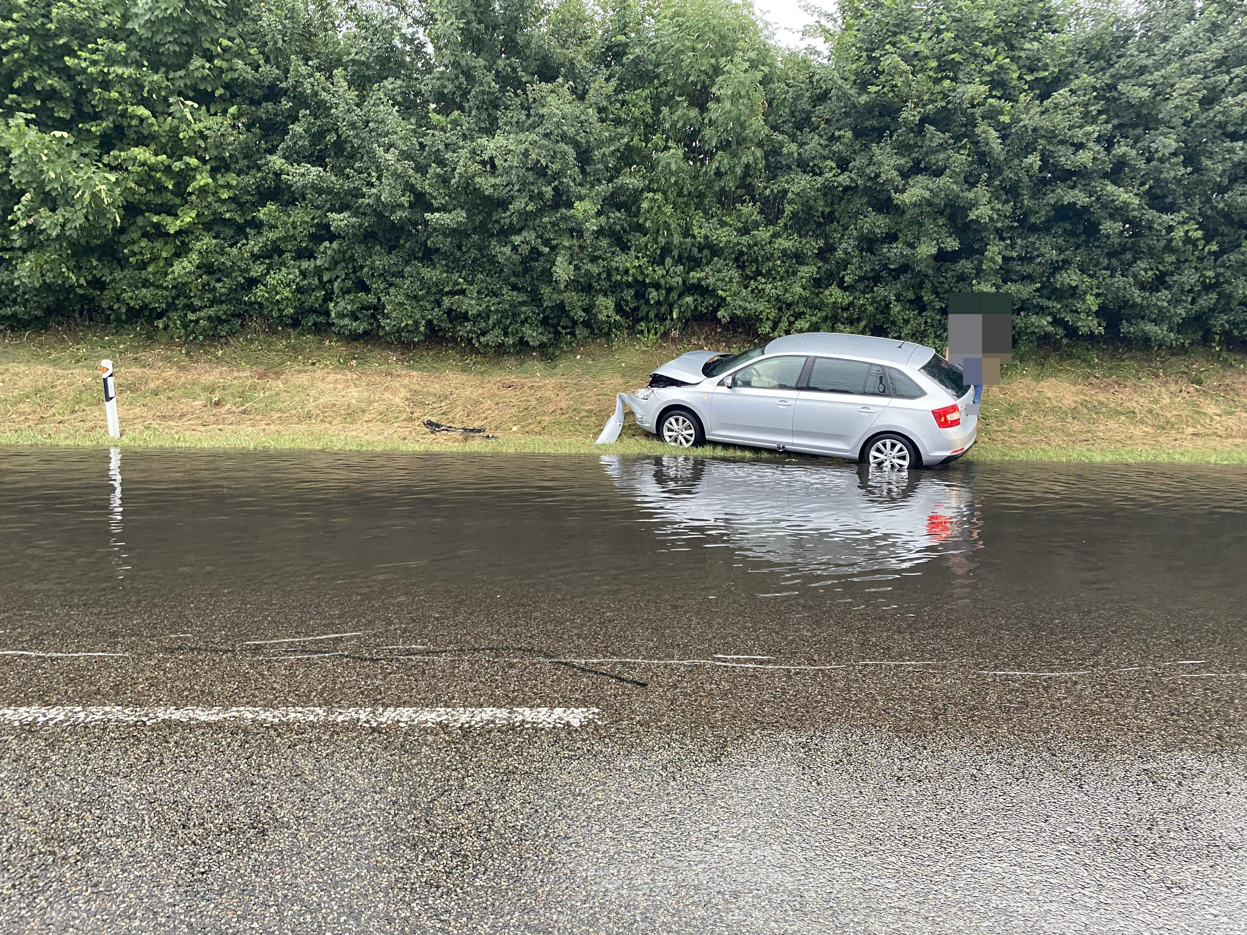Unfälle auf der Autobahn bei Oberentfelden wegen überschwemmter Fahrbahn.