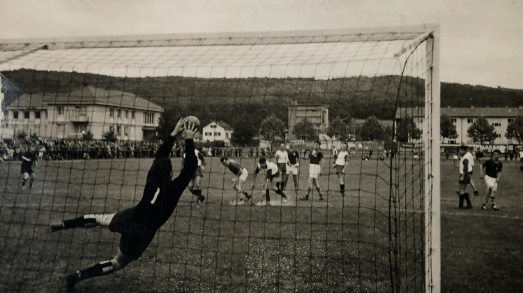 Im Jahr 1958 erfreute sich der Feldhandballsport grosser Popularität: Hier die Schweizer Nati bei einem internationalen Turnier in Lörrach (D). (zvg)