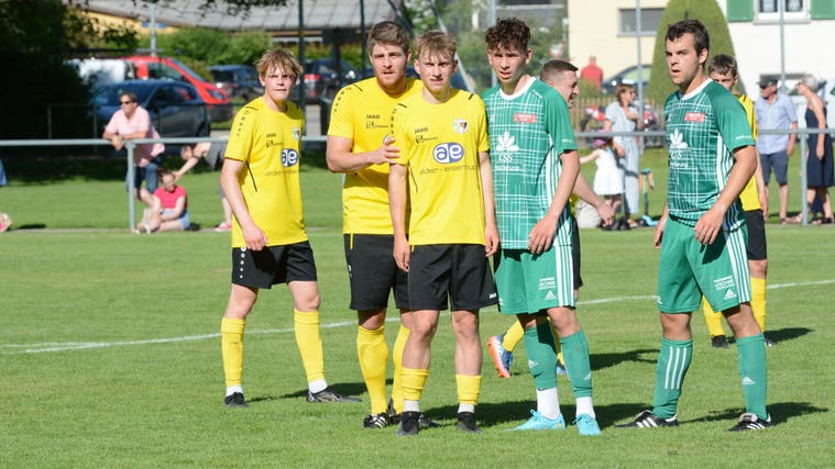 Die Wattwiler Spieler (in Gelb) und jene vom FC Linth 04 2 (in Grün) spielen kommende Saison wieder gegeneinander. (Bild: Beat Lanzendorfer)