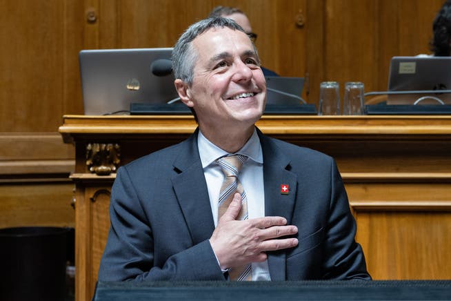 Bundespräsident Ignazio Cassis verbeugt sich im Nationalratssaal an der Sommersession der eidgenössischen Räte, am Montag, 13. Juni 2022, in Bern. 