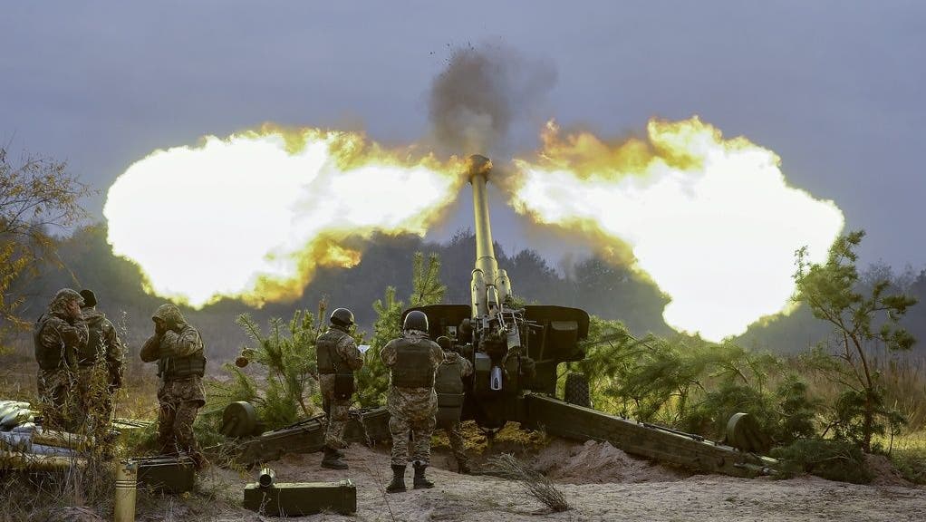 Mit der Munition des Feindes: Ukrainische Soldaten feuern eine 152mm ‹Msta B› Haubitze ab. (Archiv) (Keystone)