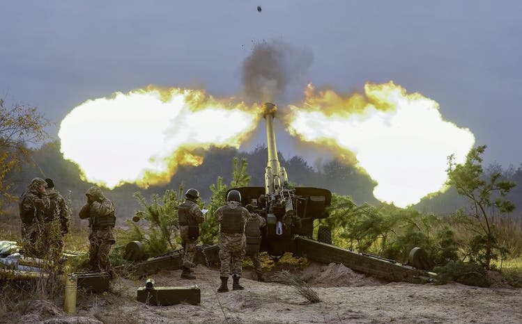 Mit der Munition des Feindes: Ukrainische Soldaten feuern eine 152mm ‹Msta B› Haubitze ab. (Archiv)