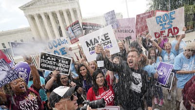 Aktivisten feiern ausserhalb des Supreme Courts. (AP/Keystone)