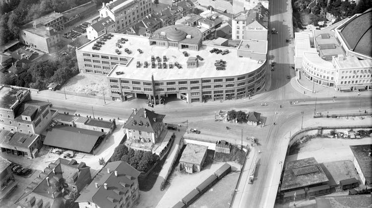 Prägte die Basler Markthallenkreuzung während Jahrzehnten: die Garage Schlotterbeck, hier um 1930. (Zvg/Staatsarchiv Basel-Stadt)