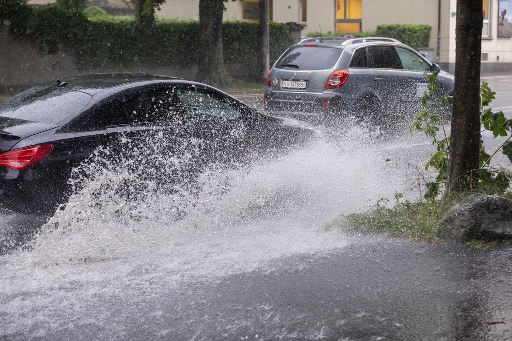 Die Gewitter sorgen für überflutete Strassen, wie hier in Luzern.
