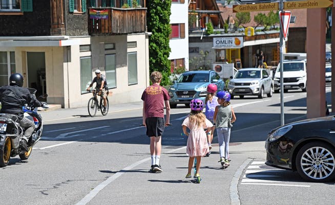 Aufmerksam sein und gegenseitig Rücksicht nehmen wie auf dem Bild im Bereich Brüningstrasse/Dorfplatz in Sachseln hilft Unfälle auf dem Schulweg zu vermeiden.
