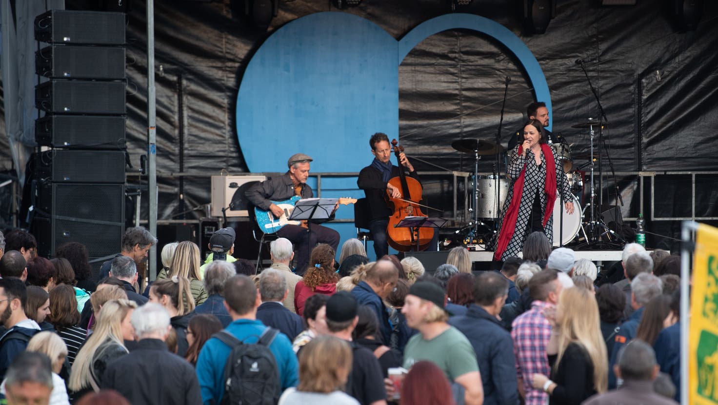 Vera Kaa läutete mit ihrem Konzert auf dem Theaterplatz das Luzerner Stadtfest ein. (Bild: Boris Bürgisser (luzern, 24. Juni 2022))