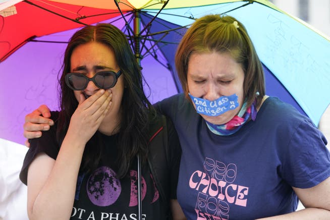 Abtreibungsbefürworterinnen reagieren am Freitag emotional auf das Urteil des Supreme Courts in Washington, das Recht auf einen Schwangerschaftsabbruch zu kippen.