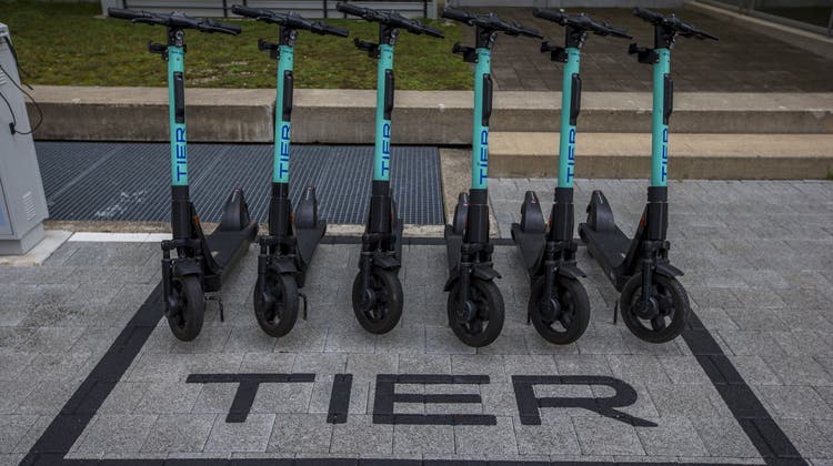 Tier-E-Trottinetts sind in der Stadt Zürich auf einer Verkehrsfläche fachgerecht abgestellt. (Bild: Patrick B. Kraemer/Keystone)