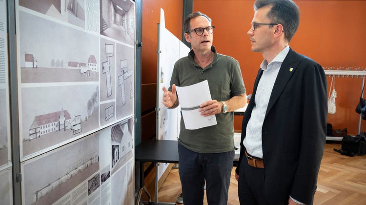 Erol Doguoglu (links) präsentiert als Thurgauer Kantonsbaumeister im Juni 2022 das Projekt für die Erweiterung des Thurgauer Kunstmuseums zusammen mit Regierungsrat Dominik Diezi. (Bild: Ralph Ribi)