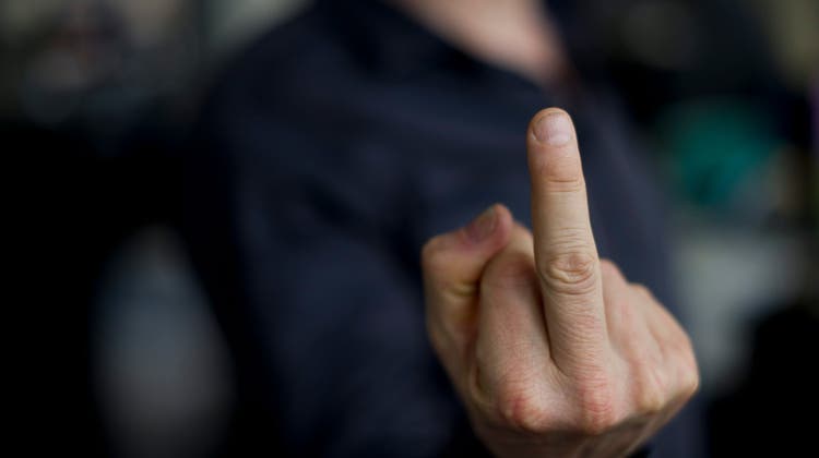 Am Bezirksgericht Lenzburg ging es um eine Beschimpfung mittels Geste: den erhobenen Mittelfinger. (Symbolbild: Keystone)