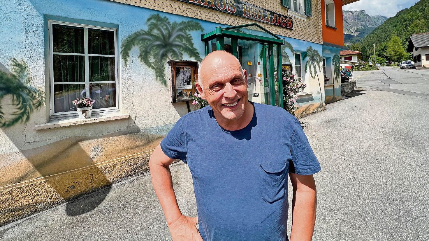 Immer noch gut gelaunt: «Hölloch»-Wirt Bruno Suter vor seiner Gaststätte in Muotathal. (Bild: Andreas Seeholzer)