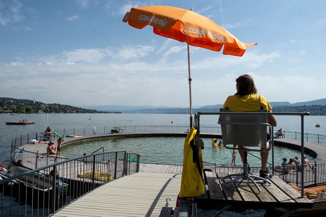 Trotz der Aufsicht von Bademeistern kommt es immer wieder zu tödlichen Badeunfällen. Im Bild: Das Strandbad Tiefenbrunnen in Zürich.