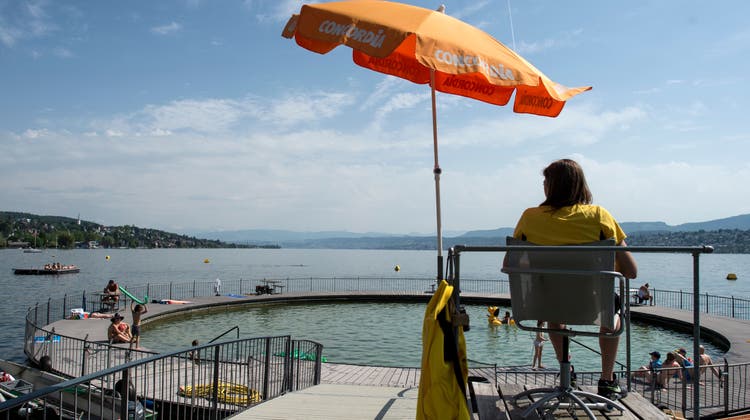 Trotz der Aufsicht von Bademeistern kommt es immer wieder zu tödlichen Badeunfällen. Im Bild: Das Strandbad Tiefenbrunnen in Zürich. (Keystone)