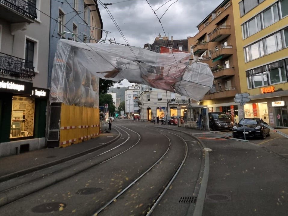 Beim heftigen Wind ist in Zürich ein Baugerüst umgekippt und fiel auf die Fahrleitung der Trams, weshalb es zu Einschränkungen kam.