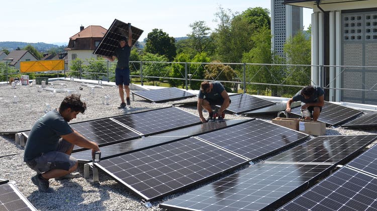 Ein Bild von vor einer Woche: Die Solarpanels werden auf dem Dach des Pfarreiheims in Solothurn montiert. Im Hintergrund die Kirche St.Marien. (Fabio Vonarburg)
