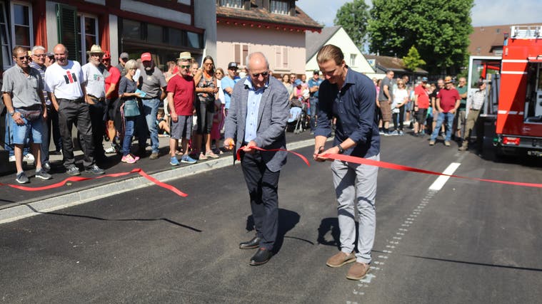 Schneiden das Band durch: Gemeindepräsident Roland Tuchschmid (links) und Gemeinderat Samuel Etzweiler. (Bild: Peter Spirig)