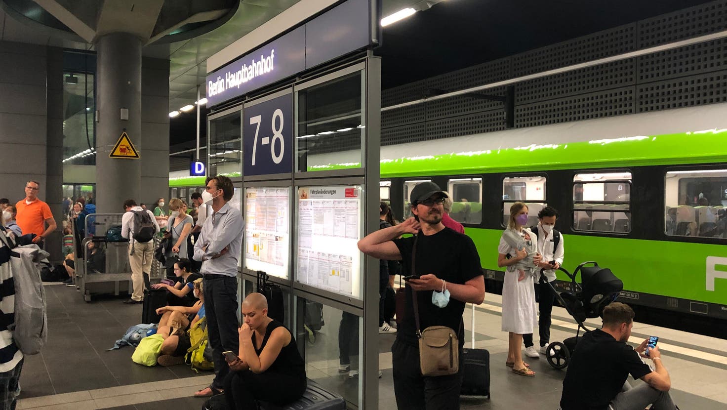Basel Badischer Bahnhof: Der erste reguläre Morgenzug von Flixtrain mit Start in der Schweiz steht bereit. (Kenneth Nars)