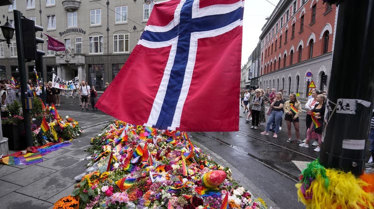 Die norwegische Flagge über einem Blumenmeer: Oslo trauert um die Opfer des mutmasslich islamistischen Anschlags vom Wochenende. (Bild: Keystone)
