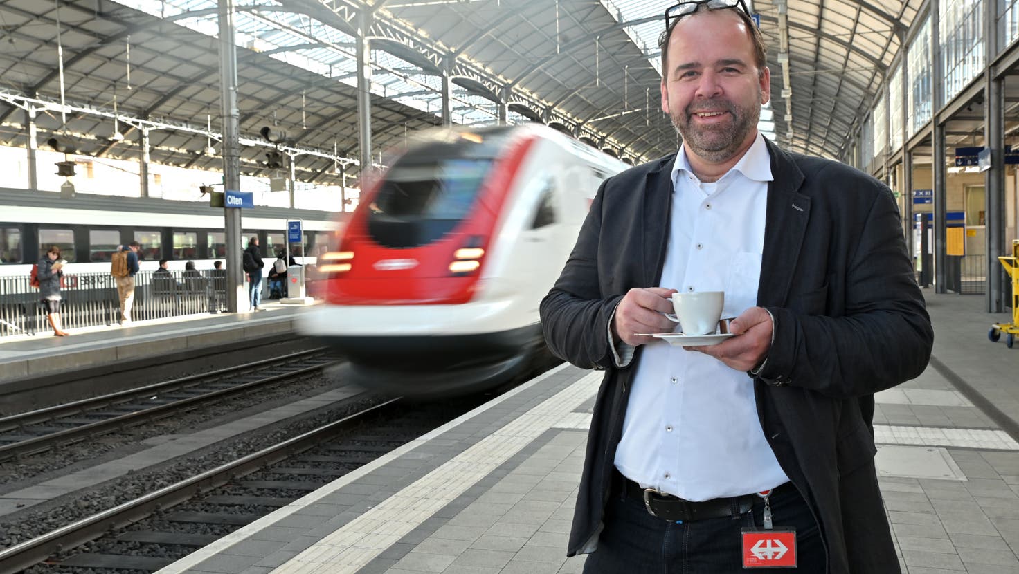 Christian Ginsig, Mediensprecher SBB – hier fotografiert am Bahnhof Olten, als er für eine Serie des Oltner Tagblatts mit Kaffeetasse posiert. (Bruno Kissling / OLT)