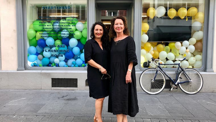 Sandra Evangelisti und Agnes Henz eröffnen in der Agentur Stadtchend an der Rathausgasse in Aarau ihr Pop-up-Konzept, die Bar SolOMBRA. (Katja Schlegel)