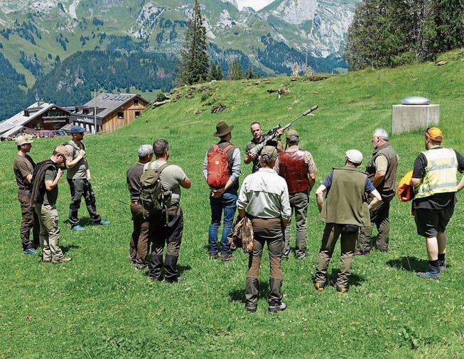 Environ 50 personnes ont participé au cours de guide de chasse sur l'Alp Sellamatt.