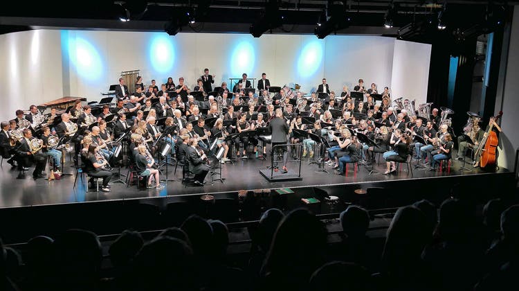 130 Musikanten tragen gemeinsam das Stück «Forever Young» vor. (Bild: PD)