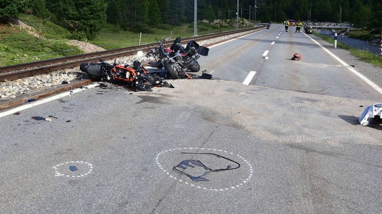 Drei Menschen starben, als zwei Motorräder am Berninapass zusammenstiessen. (Kapo GR)
