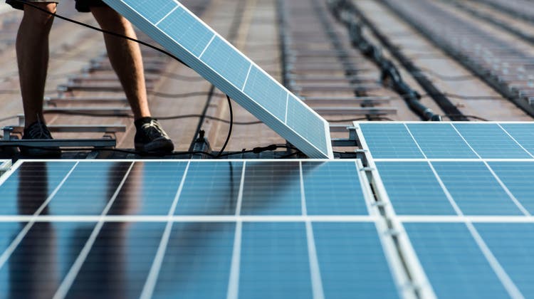 Die Schweiz braucht für die Energiewende laut den Umweltorganisationen einen «sprintmässigen Ausbau der Fotovoltaik». (Symbolbild) (Keystone)