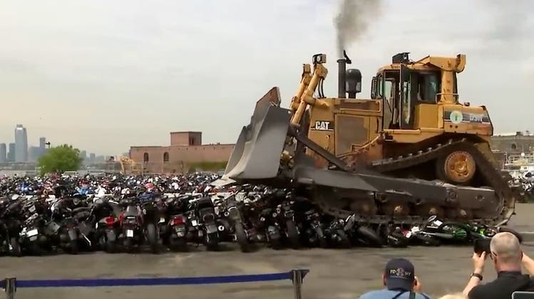 Für die Verkehrssicherheit: Bulldozer walzt rund hundert Motorräder platt