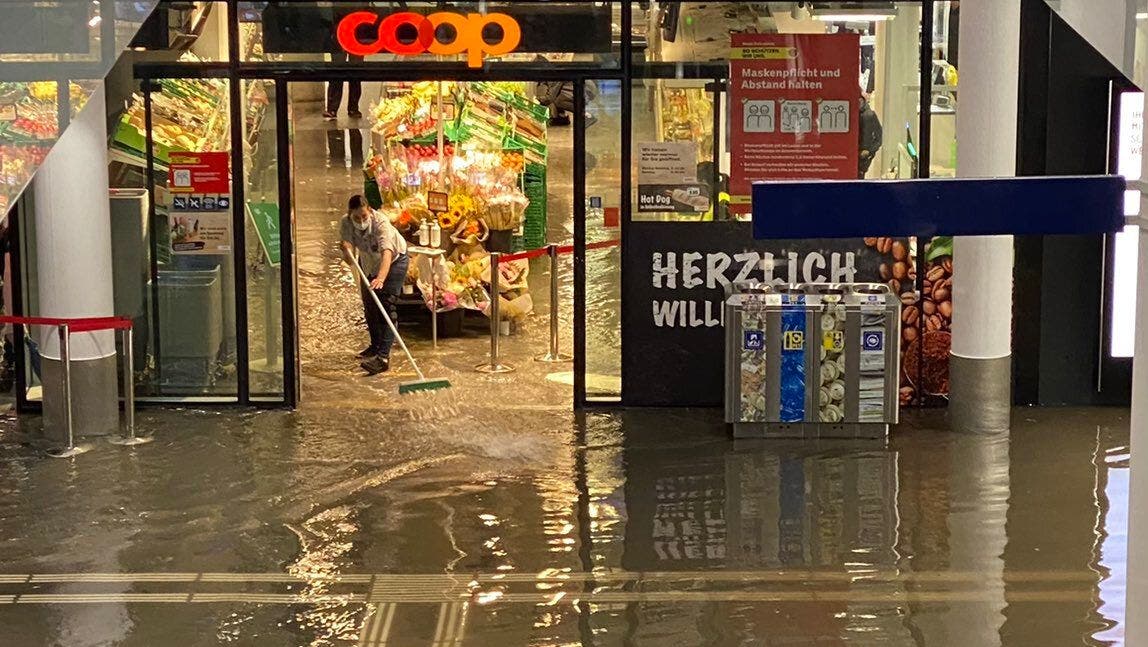 Nach einem Unwetter wurde die Unterführung im Bahnhof Aarau am 24. Juni überschwemmt. (Gabriela Suter/zvg)