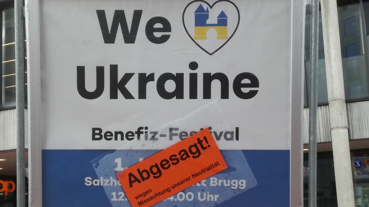 Plakat auf dem Neumarktplatz: «Abgesagt! wegen Missachtung unserer Neutralität» (Claudia Meier)