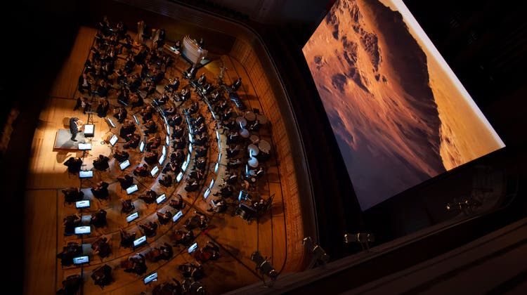 Spannender Auftakt: das City Light Symphony Orchestra treibt Kamerafahrten über die Wüstenlandschaften auf dem Mars an. (Priska Ketterer)