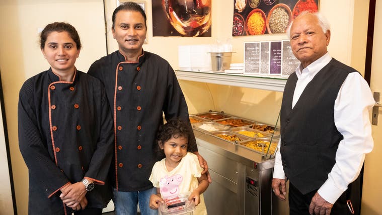 «Es kommt regelmässig vor, dass die Leute mehr schöpfen, als sie dann essen»: Kiran und Salman Ghauri mit Tochter Seraina und Vater Ishaq Ghauri in ihrem Restaurant Casanova in Baden. (Alex Spichale/BAD)