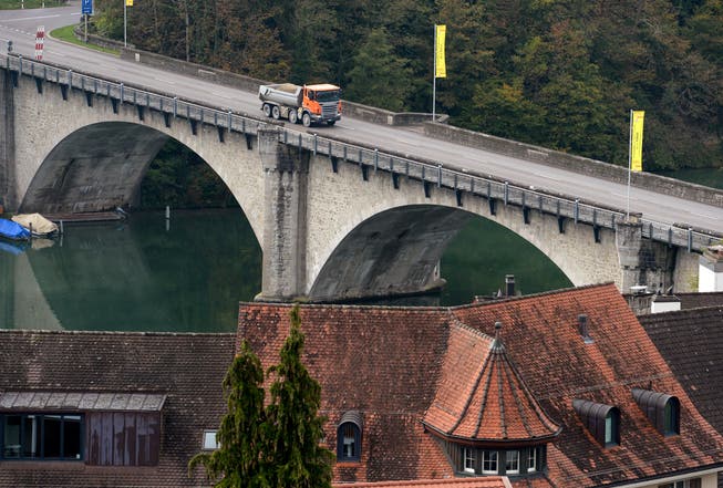 Rund 22'000 Fahrzeuge fahren täglich über die Rheinbrücke in Eglis­au und damit mitten durchs Ortszentrum.