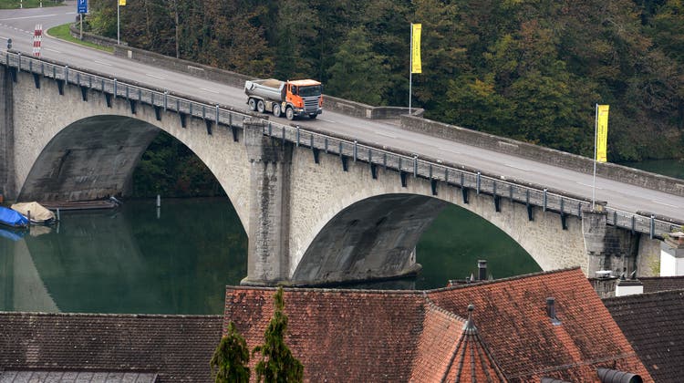 Rund 22'000 Fahrzeuge fahren täglich über die Rheinbrücke in Eglis­au und damit mitten durchs Ortszentrum. (KEYSTONE)