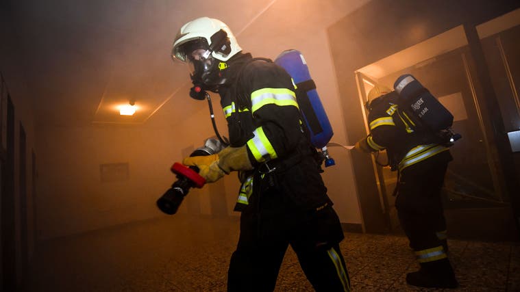 Viele Feuerwehren kämpfen mit Personalnot. Nun probieren sechs Birstaler Gemeinden mit einer Tagesmiliz etwas neues aus. (Symbolbild: Donato Caspari)