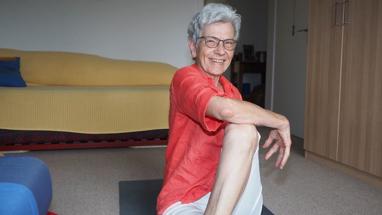 Monique Senn machte mit 79 Jahren noch eine Ausbildung zur Yogalehrerin. Eine ihrer Lieblingsübungen im Yoga ist der Drehsitz. (Hans Christof Wagner (27. Juni 2022))