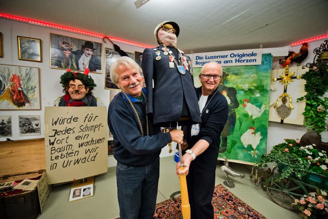 Zünftler Hans Baumann links und Stubenmeister Adolf Portmann mit der Büste des 1993 verstorbenen Originals Admiral Geiger.