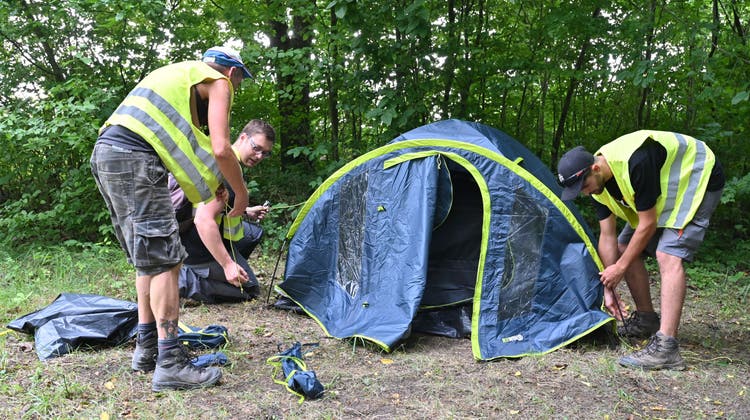 Am Bettlacher Rank wurde ein quasi neues Zelt einfach stehengelassen.  Wegräumen müssen es dann andere helfende Hände. (Bruno Kissling)