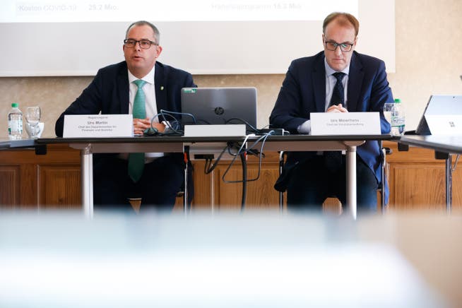 Regierungsrat Urs Martin und der Chef der Finanzverwaltung Urs Meinerhans stellen die Staatsrechnung 2021 vor.