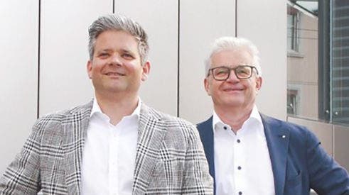 David Rey (links) übernimmt per 1. Juli 2022 die Inhaberschaft und Geschäftsführung der Rey AG von seinem Vater Felix Rey. (Bild: PD)