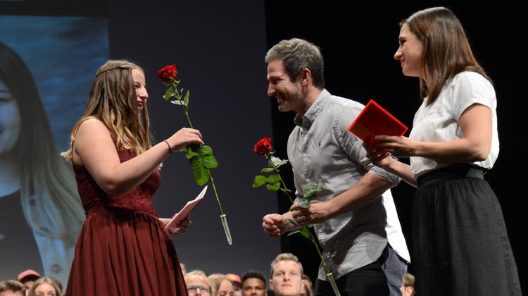 Alle Absolventinnen und Absoventen erhielten nebst dem Zeugnis auch eine Rose, im Bild Bekleidungsgestalterin Samira Hotz. (Bild: Urs Hanhart (Altdorf, 28. Juni 2022))