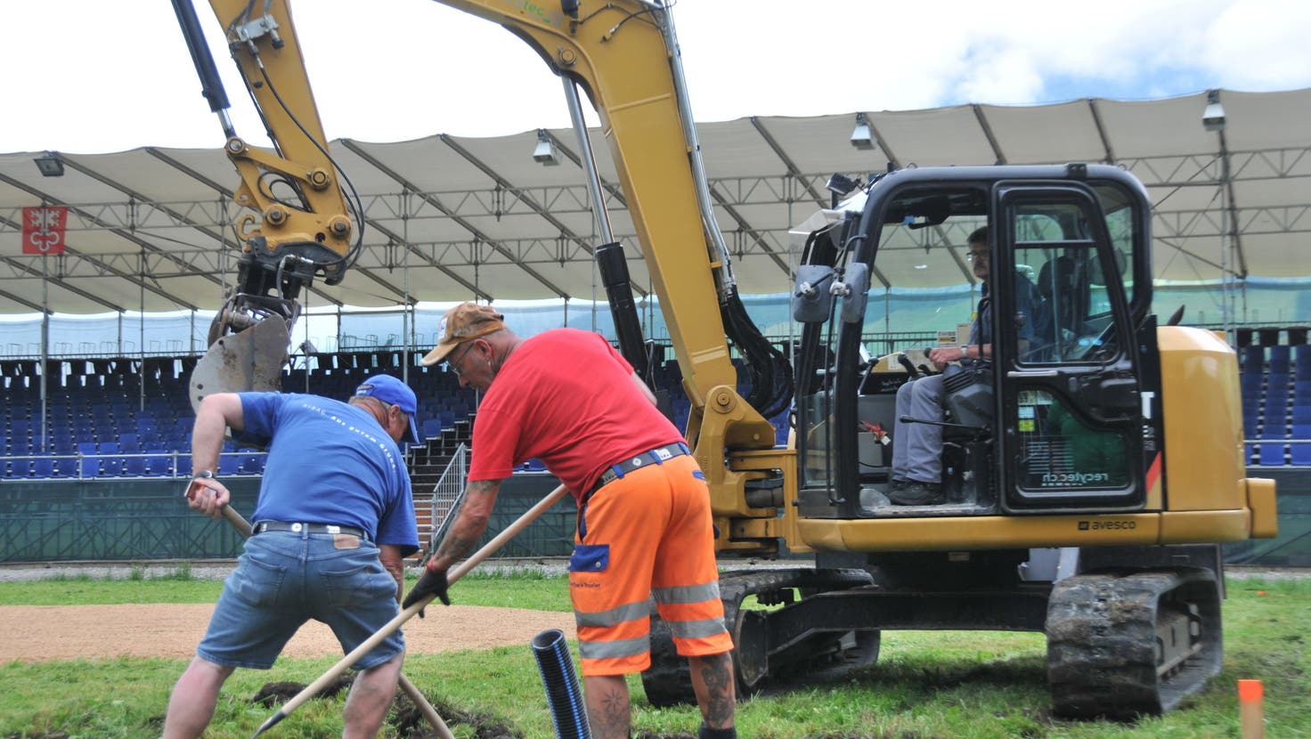 Die Vorbereitungsarbeiten für den Brunnen sind im Gang. (Bild: Matthias Piazza (Ennetbürgen, 28. Juni 2022))