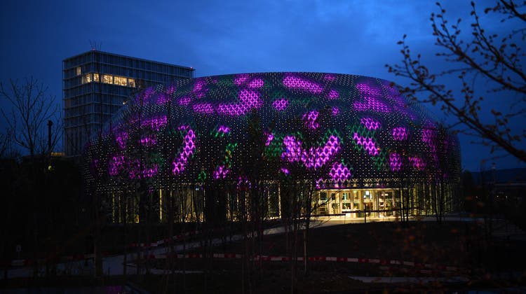 Da leuchtete der Pavillon, da leuchtete der Konzern: Die Lichtshow der Novartis zur Eröffnung ihres Besucherzentrums im April dieses Jahres. (Bild: Juri Junkov)
