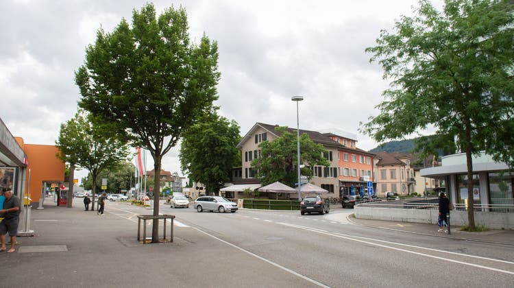 Die Lagerstrasse trennt den Bahnhof (links) in Weinfelden vom Stadtzentrum ab. Dies soll sich mit der Neugestaltung ändern. Abbiegen in die Bahnhofstrasse geht dann nicht mehr – dort entsteht ein Platz. (Bild: Mario Testa)