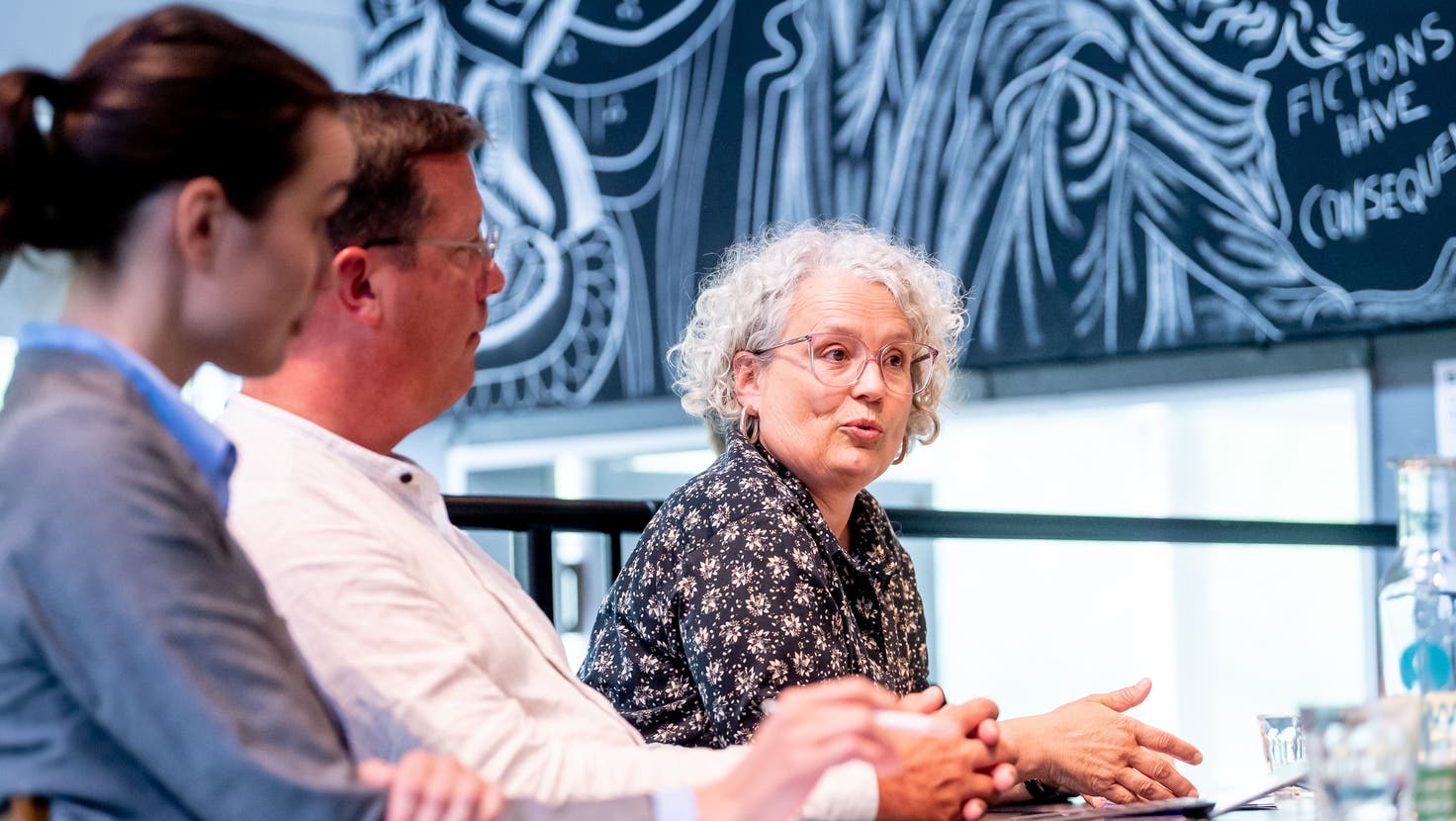 Der Vorstand der Grünen mit Rahel Estermann (links) und Hannes Koch schlägt Grossstadträtin Christa Wenger als Regierungsratskandidatin vor. (Bild: Nadia Schärli (Kriens, 28. Juni 2022))