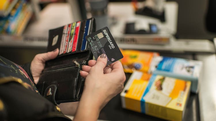Ein genauer Blick kann viel Geld wert sein: Kreditkarten unterscheiden sich bei Kosten und Leistungen erheblich. (Symbolbild) (Keystone)